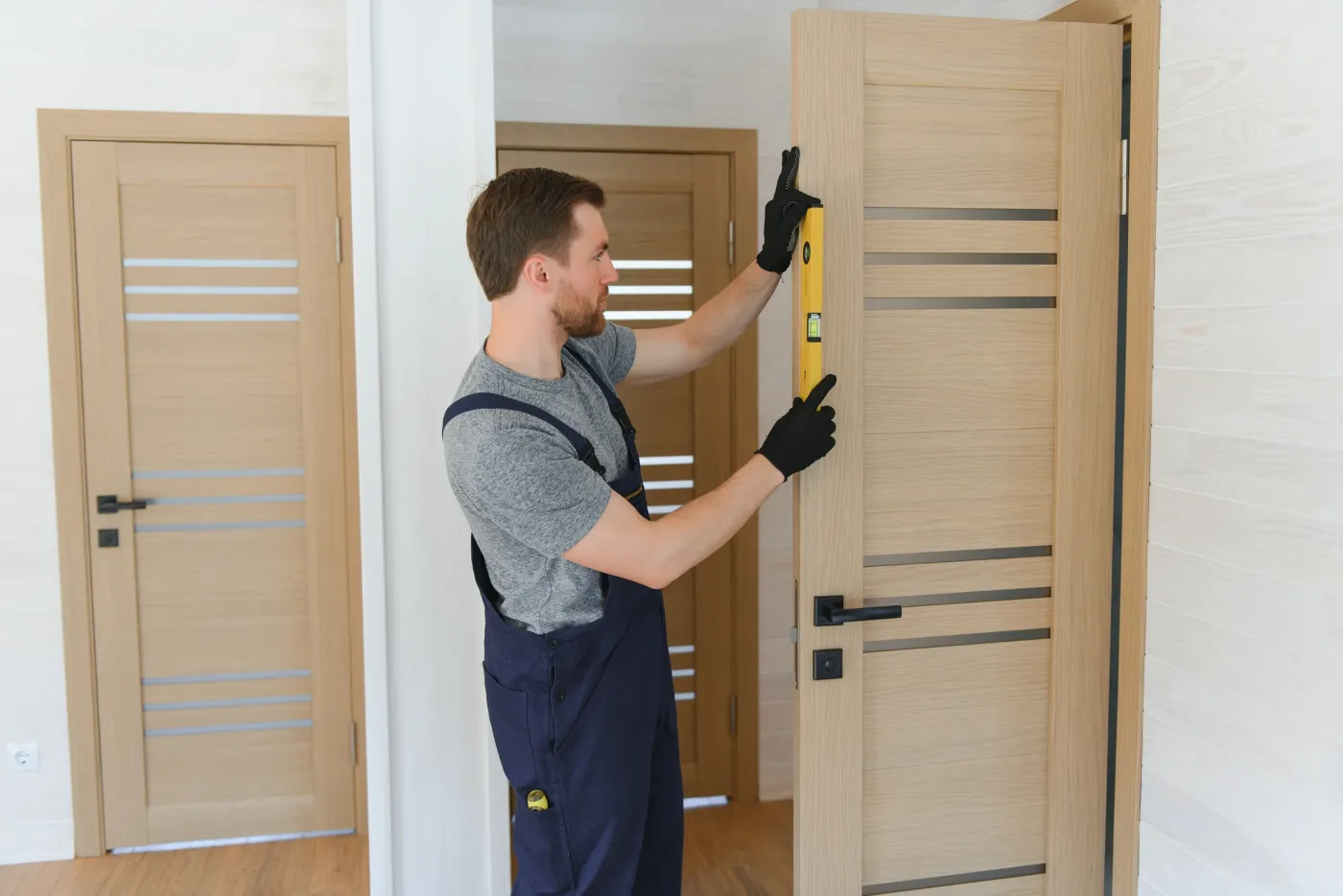 Installation d'une serrure multipoints sur une porte d'entrée d'appartement à Montigny-le-Bretonneux